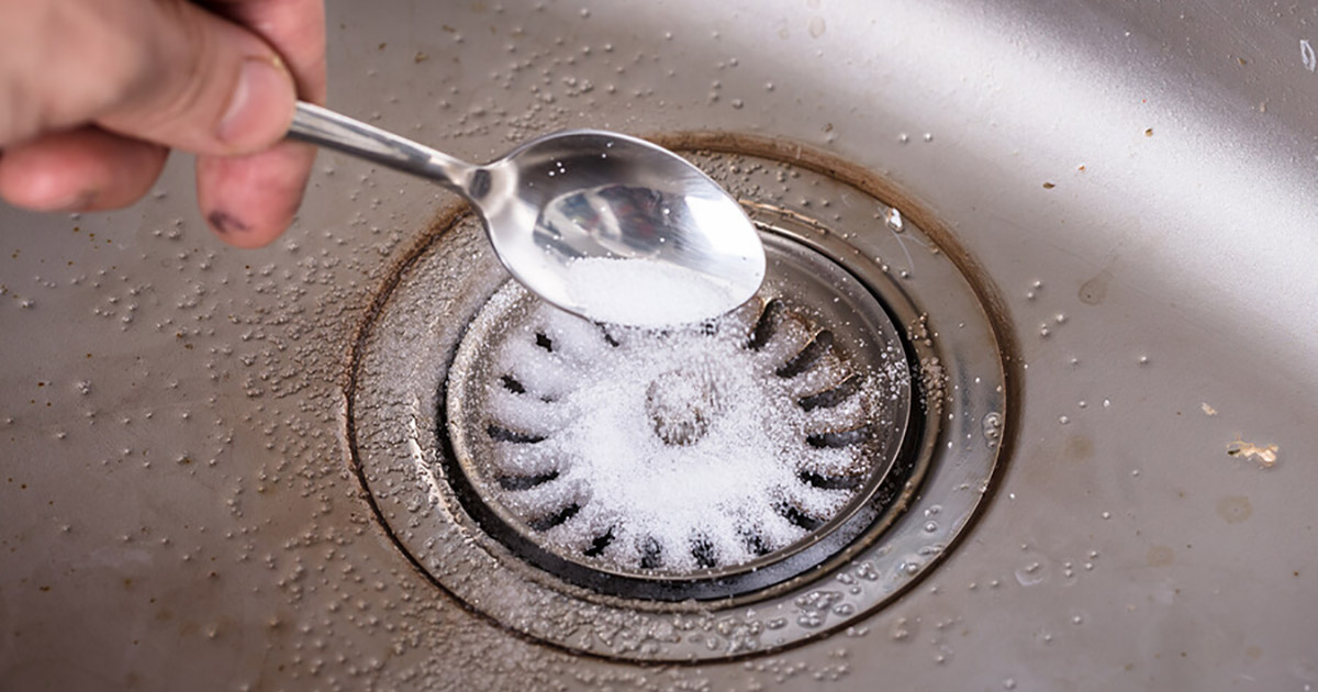 Pode colocar soda cáustica no ralo do banheiro