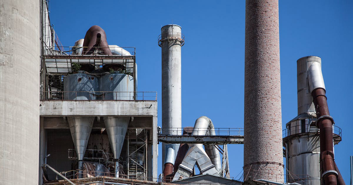 Como evitar o acúmulo de resíduos nos encanamentos industriais